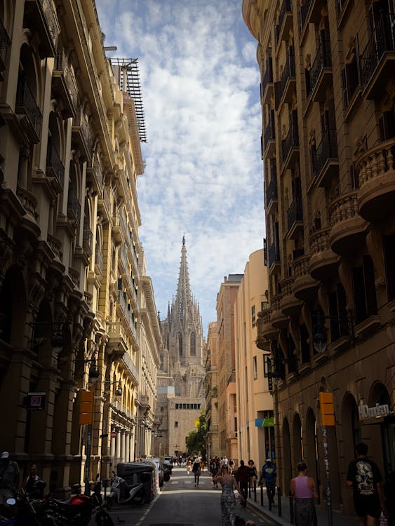 Street Art y Gaudí: Cómo Barcelona Mezcla Arte Clásico y Urbano Como Ninguna Otra Ciudad