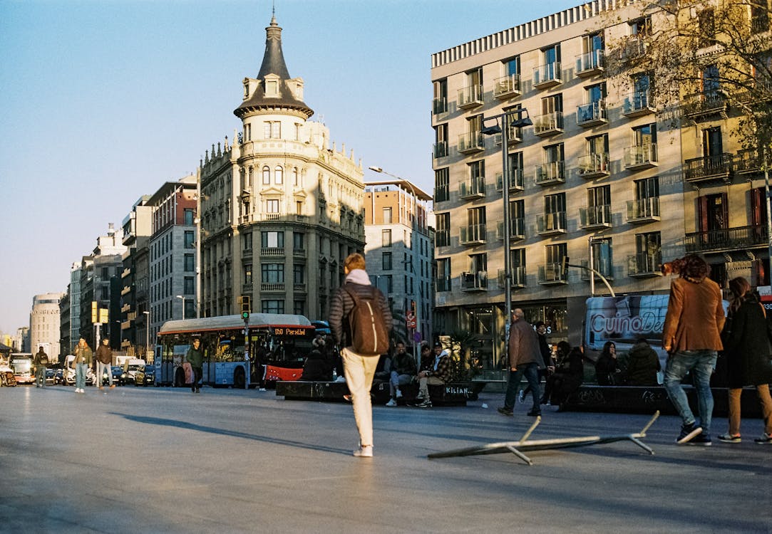 Belleville, París: El Barrio Donde el Street Art Parisino Nació y Sigue Vivo