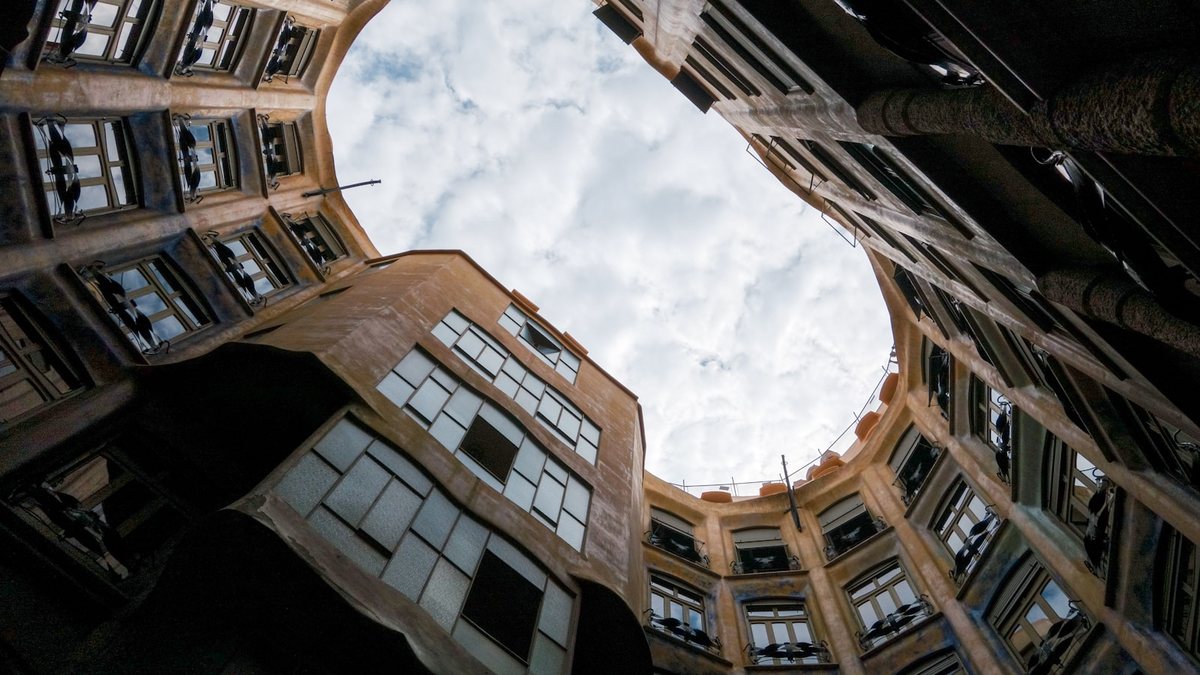 Poblenou, Barcelona: El Barrio Industrial Que Se Convirtió en Galería de Arte Urbano