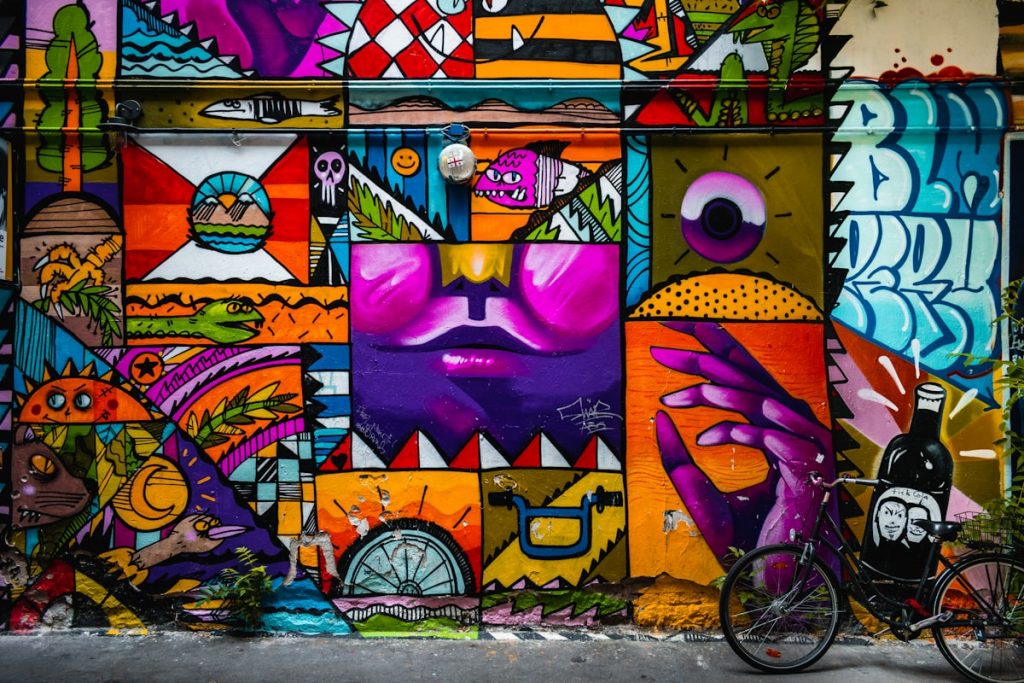 Mural colorido de gran formato en una pared de ladrillo del barrio de Kreuzberg, Berlín