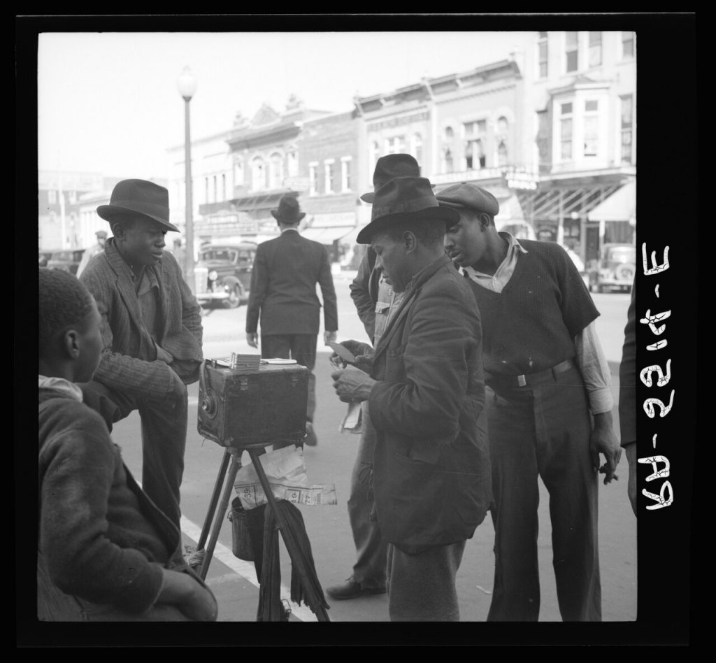 photographer street (foto: Arthur Rothstein / Public domain, Wikimedia Commons)