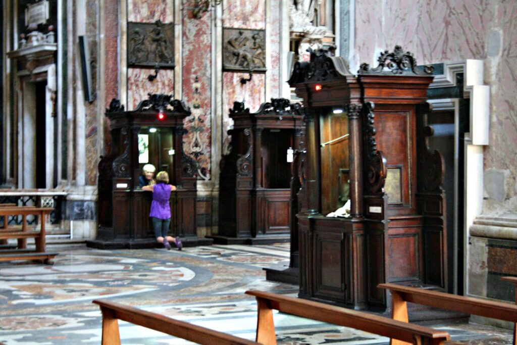 Escalera abierta de un palacio napolitano con arcos superpuestos y muros amarillos