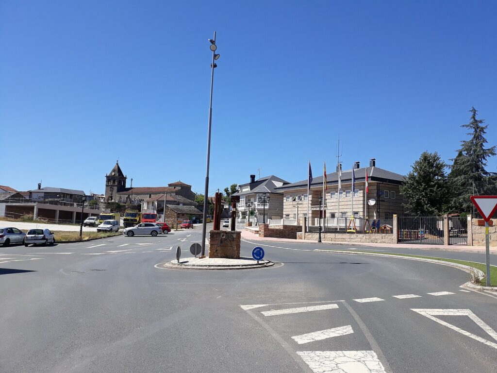 Calle de una villa gallega con bloques de viviendas de ladrillo y aceras anchas