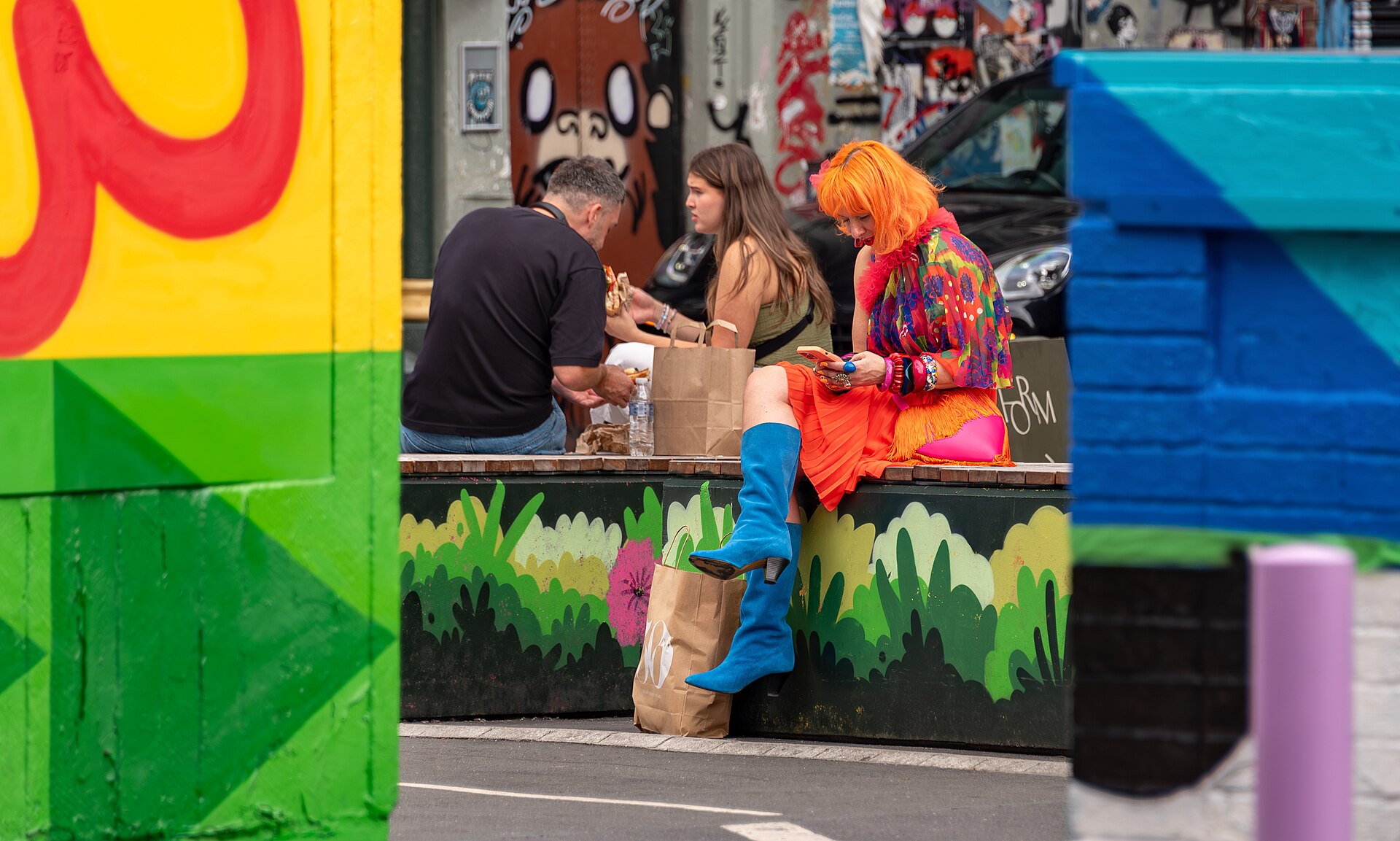 Calle de ladrillo rojo con locales pequeños y fachadas pintadas en el centro de Mánchester