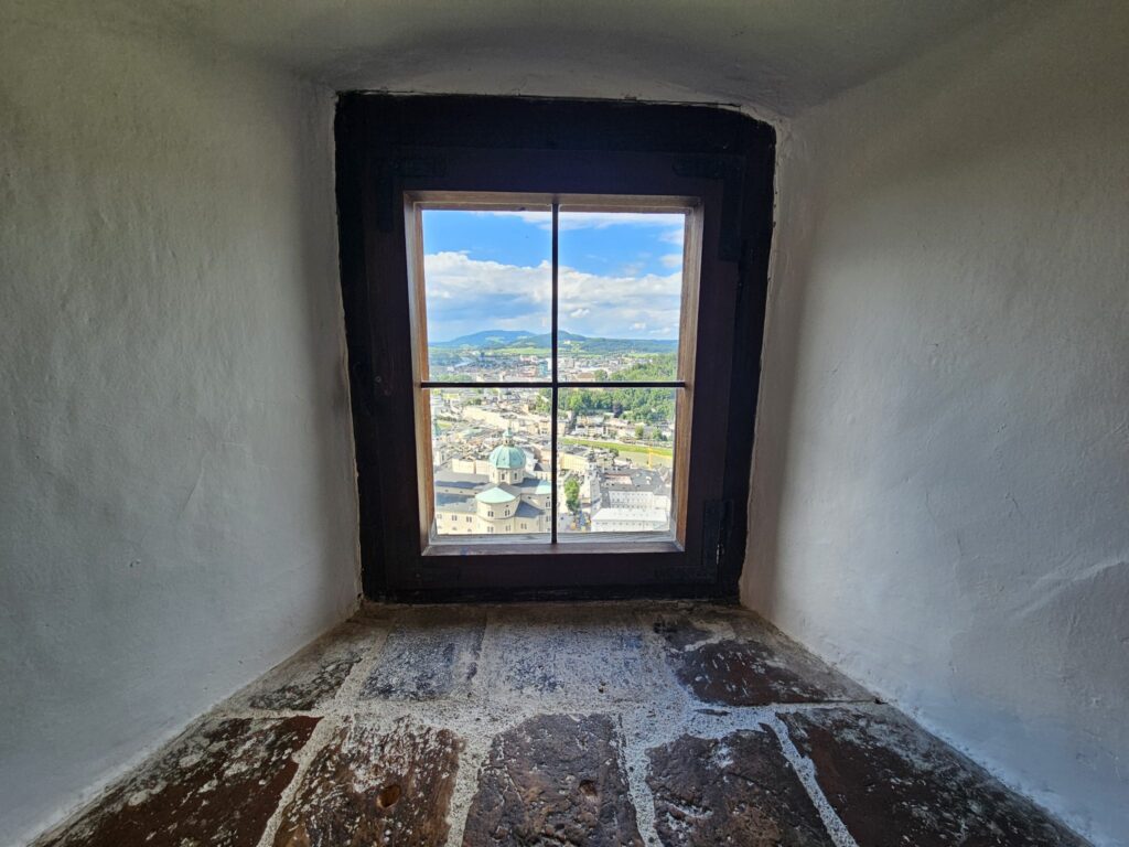 Ventana antigua de madera con cristal simple en la planta baja de un edificio