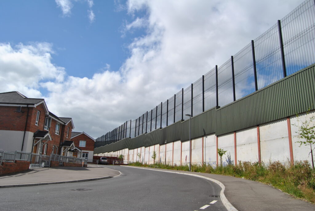 Tramo del muro de separación de Belfast cubierto de pintadas y firmas de visitantes