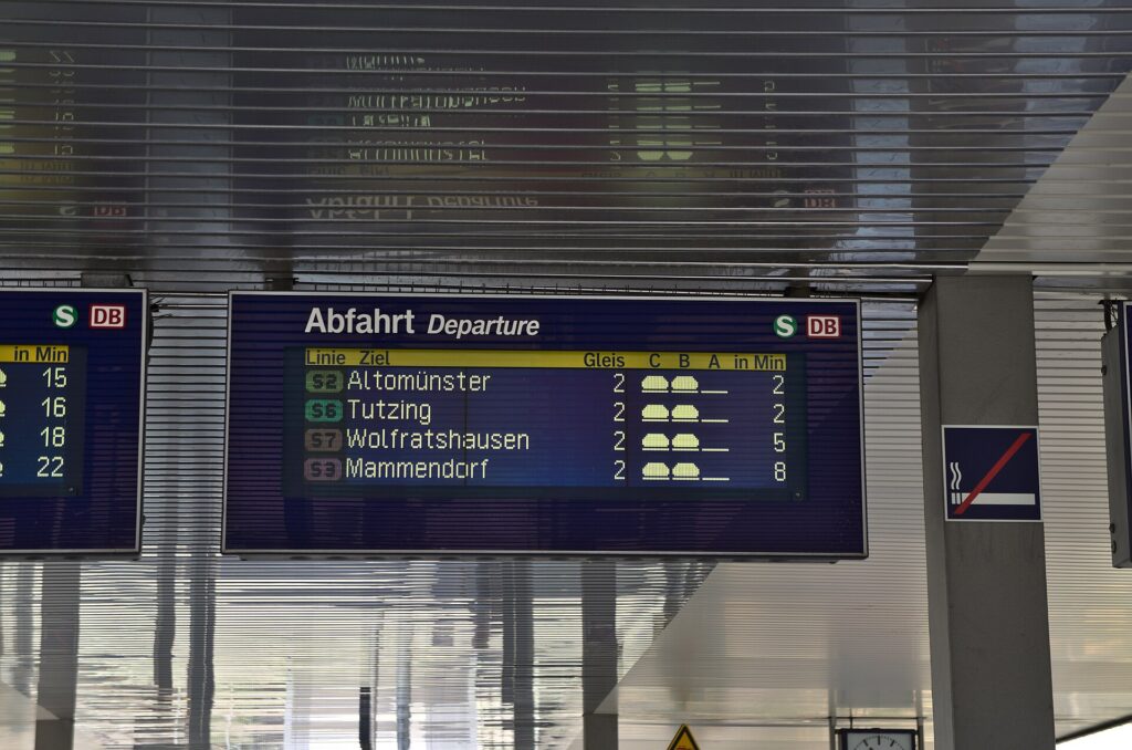 Panel de salidas de una estación con varios destinos internacionales anunciados