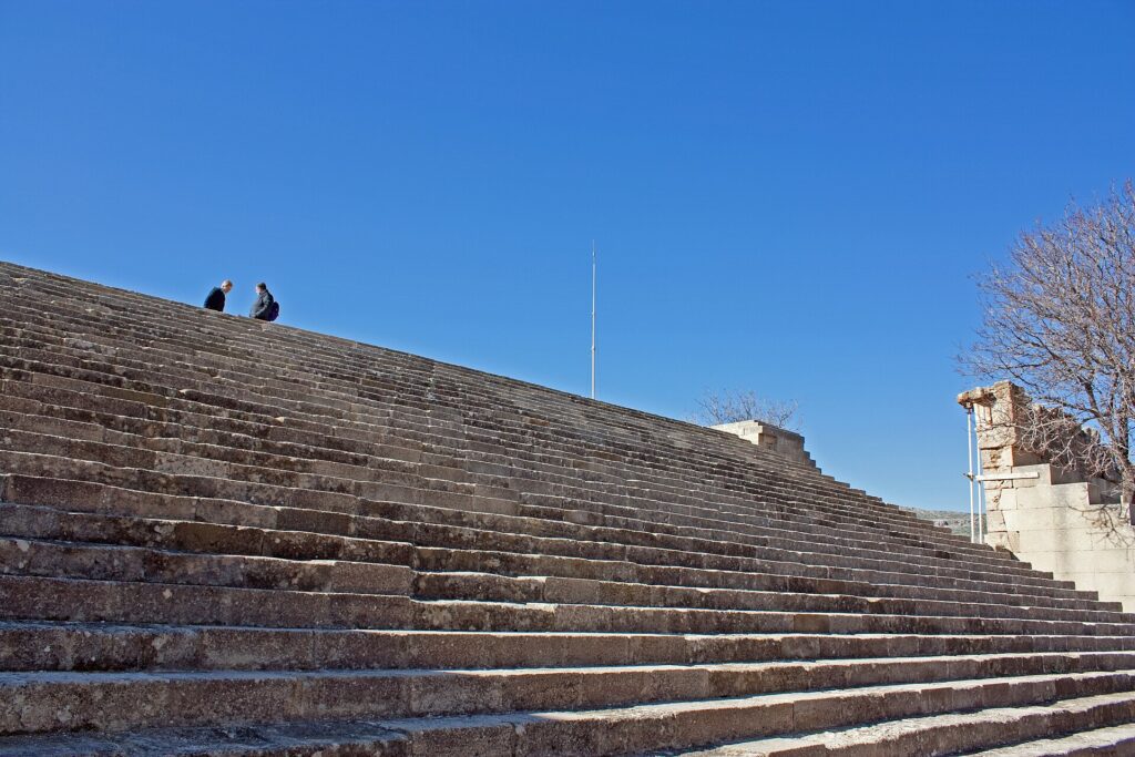 Escalinata urbana de gran anchura con vegetación a los lados y vistas al mar