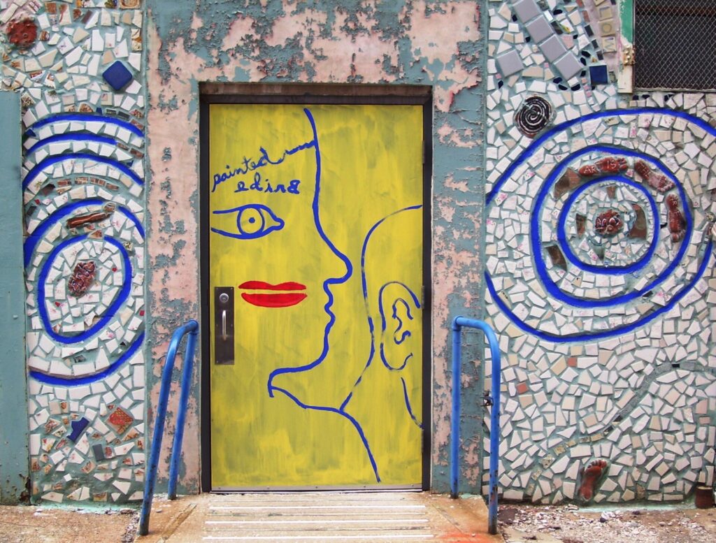 Puerta metálica pintada en la planta baja de un edificio residencial