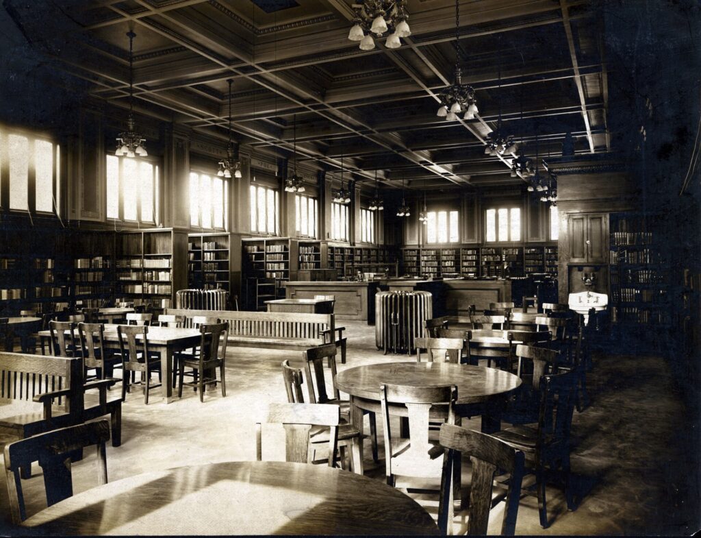 Estanterías de una biblioteca pública con volúmenes de gran formato ordenados