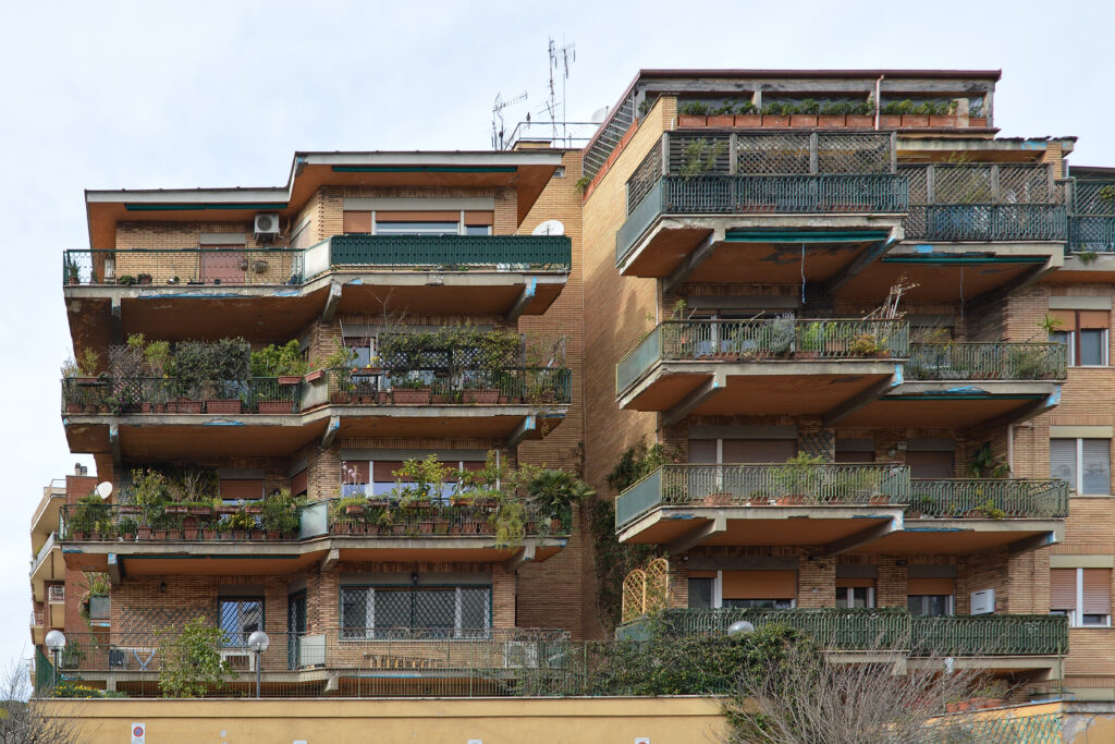 Bloque de vivienda en una ciudad italiana con un mural que cubre toda la altura del edificio