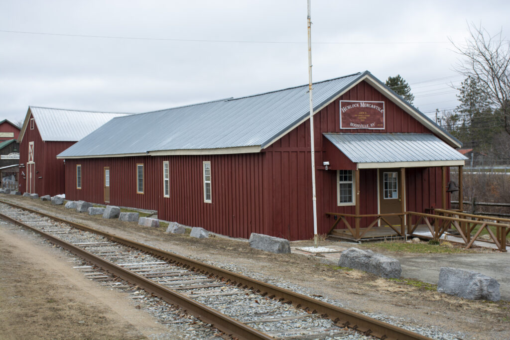 Almacenes de ladrillo junto a un canal con puertas metálicas y pintadas en las fachadas